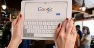 una tableta con google, google search es el principal motor de busqueda en internet,