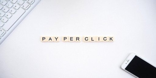 conjunto de fichas que forman la oracion pay per click referenciando ppc o pago por click, agencia google ads, diferencia entre sem y seo en el marketing digital, paid media cuál elegir paid media, 