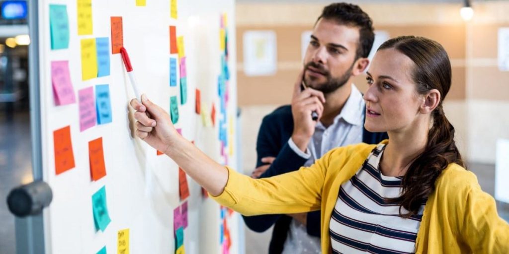 persona pensando en su capacidad de desarrollar sus habilidades, estudiar growth hacking, maneras de ser un growth hacker, c&oacute;mo convertirse en un growth hacker, guia para trabajar como growth hacker, c&oacute;mo ser un growth hacker, persona pensando en como desarrollar sus habilidades de growth hacking avanzado y growth marketing, 
